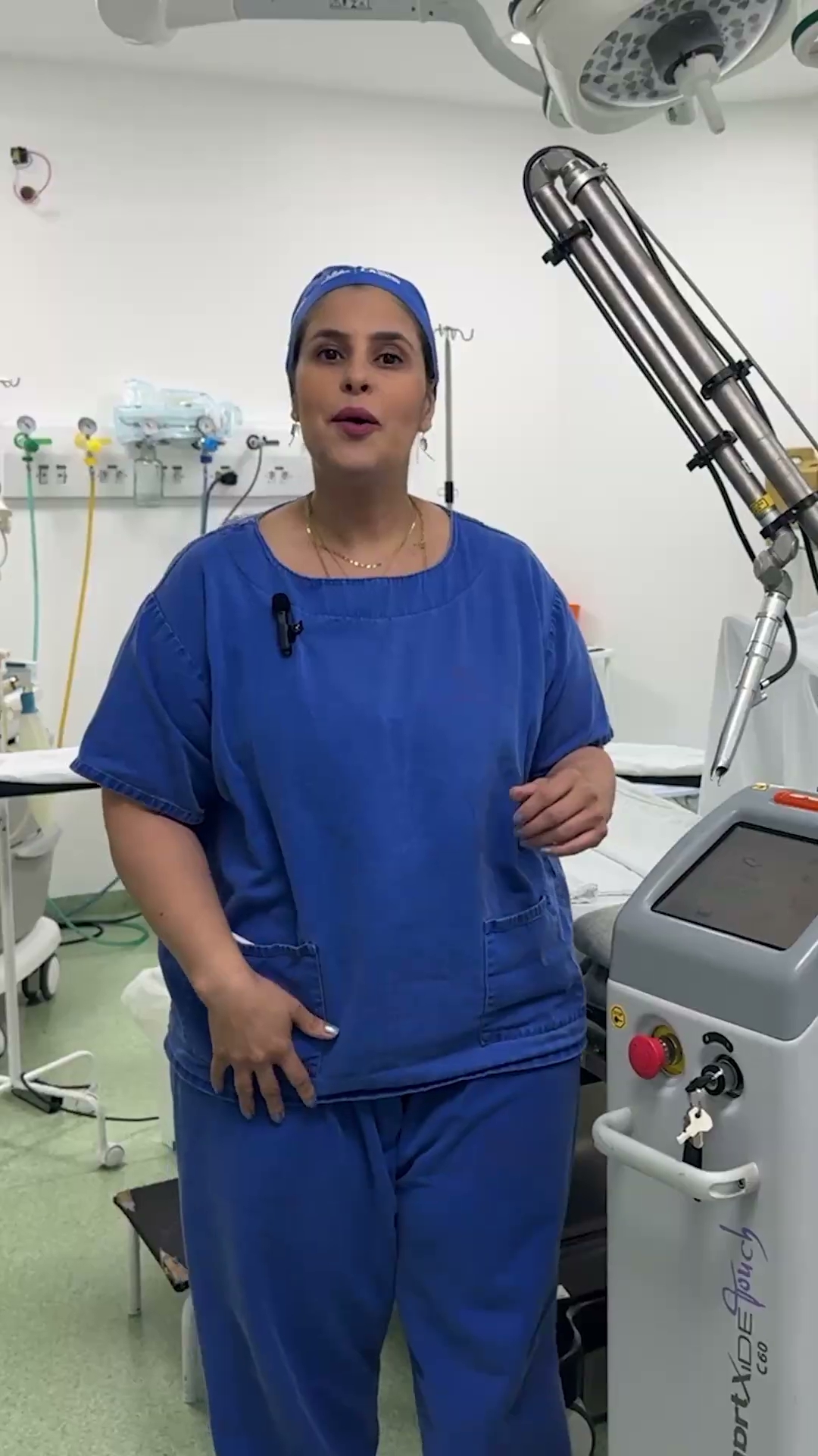 Dra. Tiane em ambiente cirúrgico, reforçando tecnologia e segurança